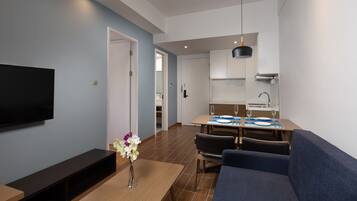 Suite, 1 King-Bett, Nichtraucher | Wohnbereich | Flachbildfernseher