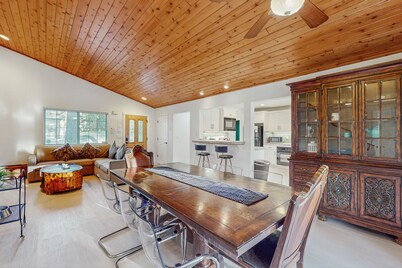 Spacious home with a pool table close to golf, skiing, hiking & biking