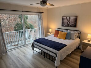 Travel cot, WiFi, bed sheets - Creekside 3-bedroom house with heated indoor swimming pool in Cogan Station (Cogan Station)
