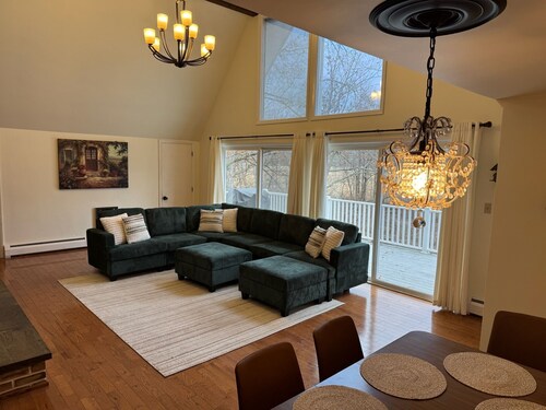 Creekside 3-bedroom house with heated indoor swimming pool in Cogan Station