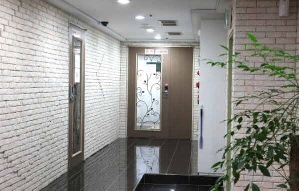 Interior entrance - Apple House (Dongducheon)