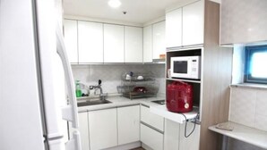 Mini-fridge, microwave - Apple House (Dongducheon)