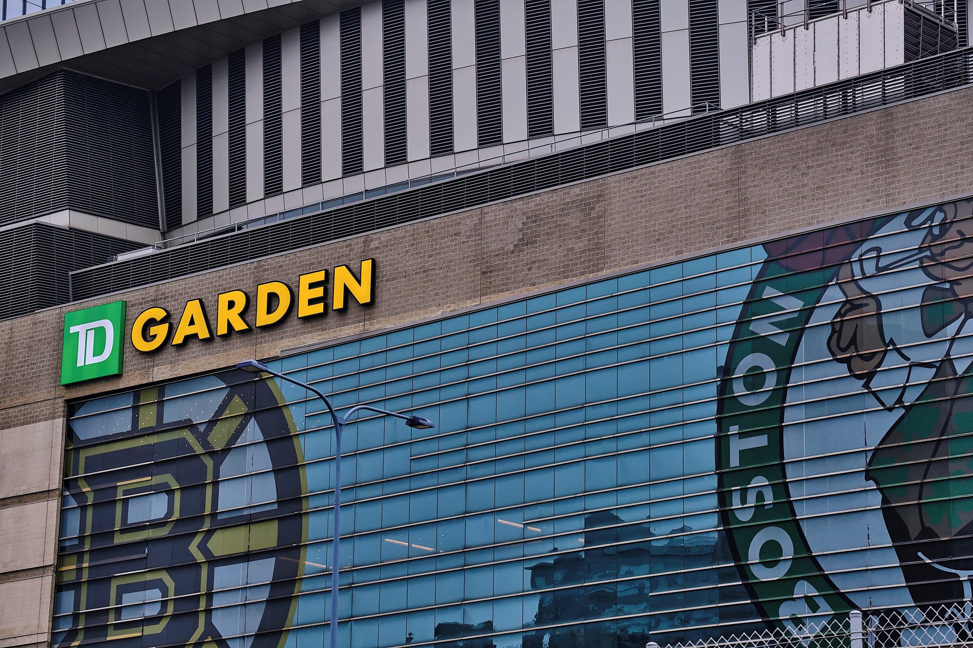 En byggnadsfasad med en stor väggmålning och texten ”TD GARDEN”.