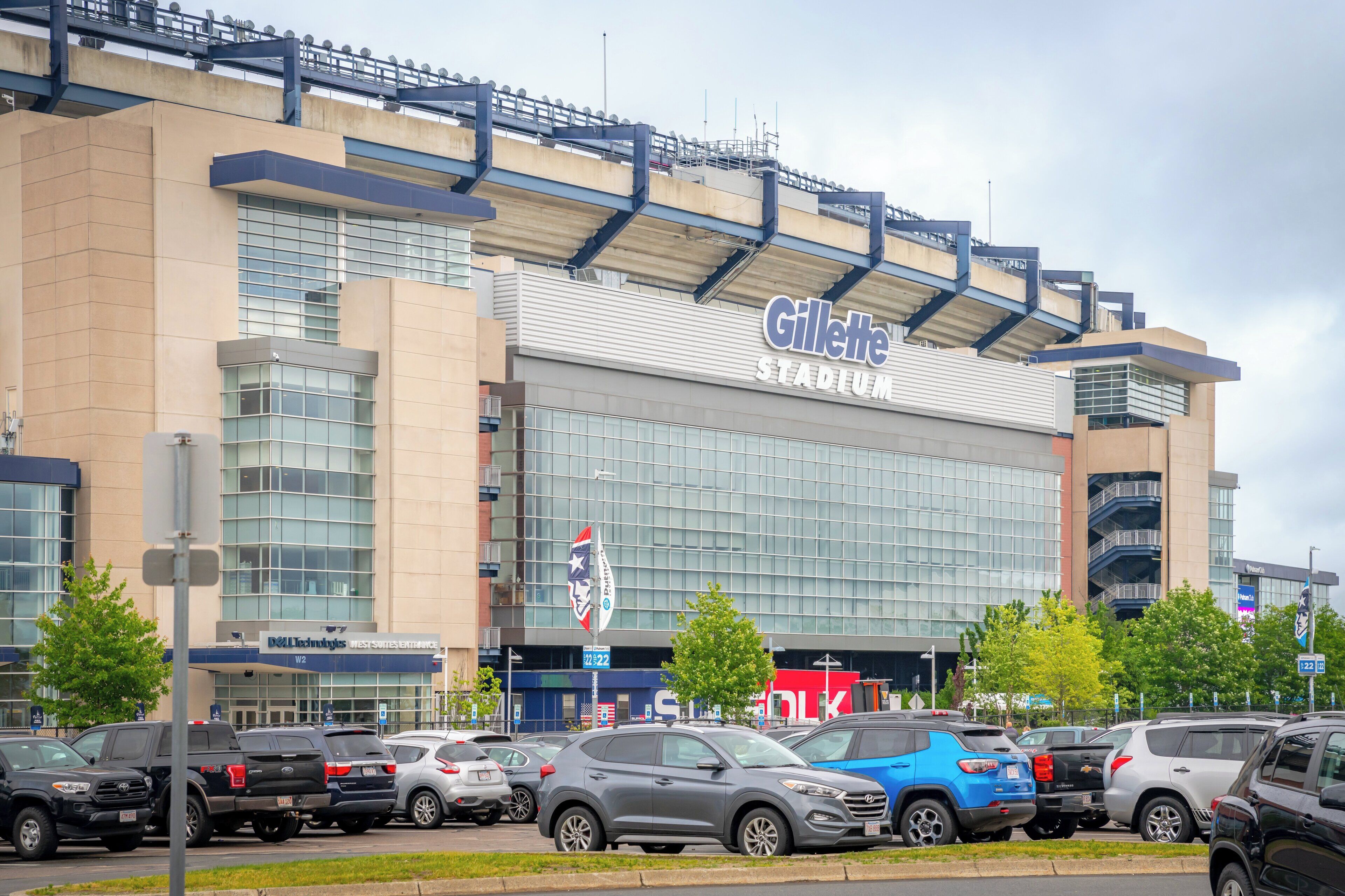 Das Gillette Stadion mit modernem architektonischem Design, ausgestattet mit großen Glasfenstern und einer markanten Beschilderung.