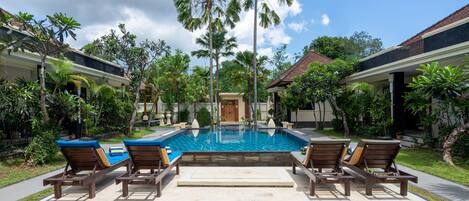 Hồ bơi ngoài trời