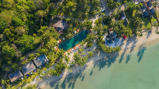 An aerial view of a resort with a swimming pool surrounded by palm trees and beach huts. - Blue Chill private Pool Villa - Koh Chang (Ko Chang)
