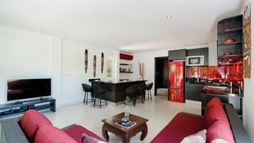 Lemari es besar, microwave, oven, dan kompor