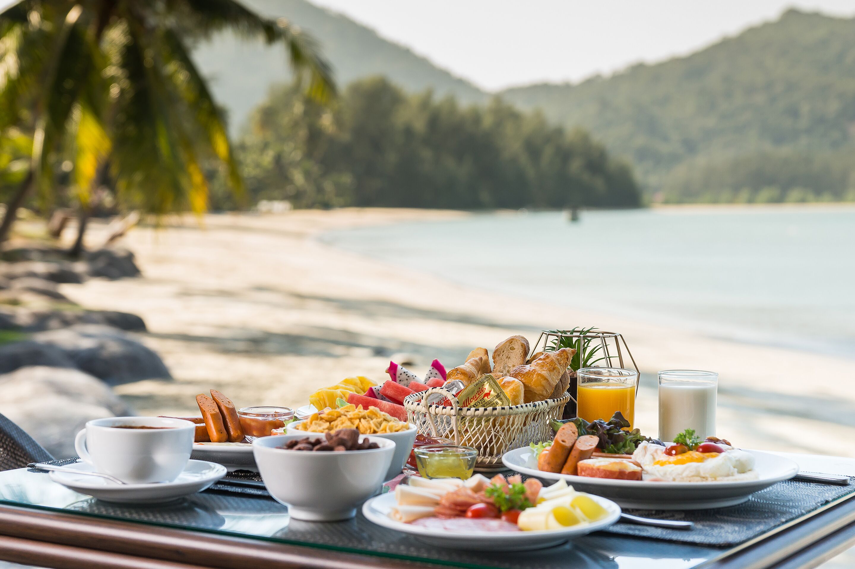 Desayuno continental diario (THB 490 por persona)