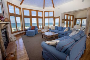 テレビ、暖炉、DVD プレーヤー、書庫