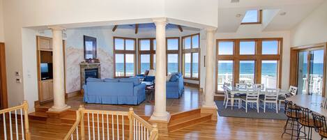 Télévision, cheminée, lecteur de DVD, livres