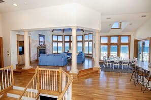 テレビ、暖炉、DVD プレーヤー、書庫