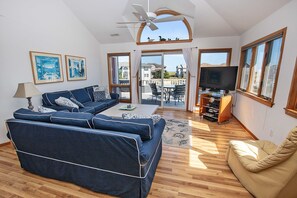 TV, DVD-spiller, fotballspill og bøker