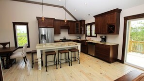 Grand réfrigérateur, micro-ondes, four, plaque de cuisson