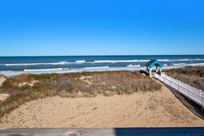 On the beach - Oceanfront, Ocean Views, Sun Decks, BS7, Bernices Dream (Duck)