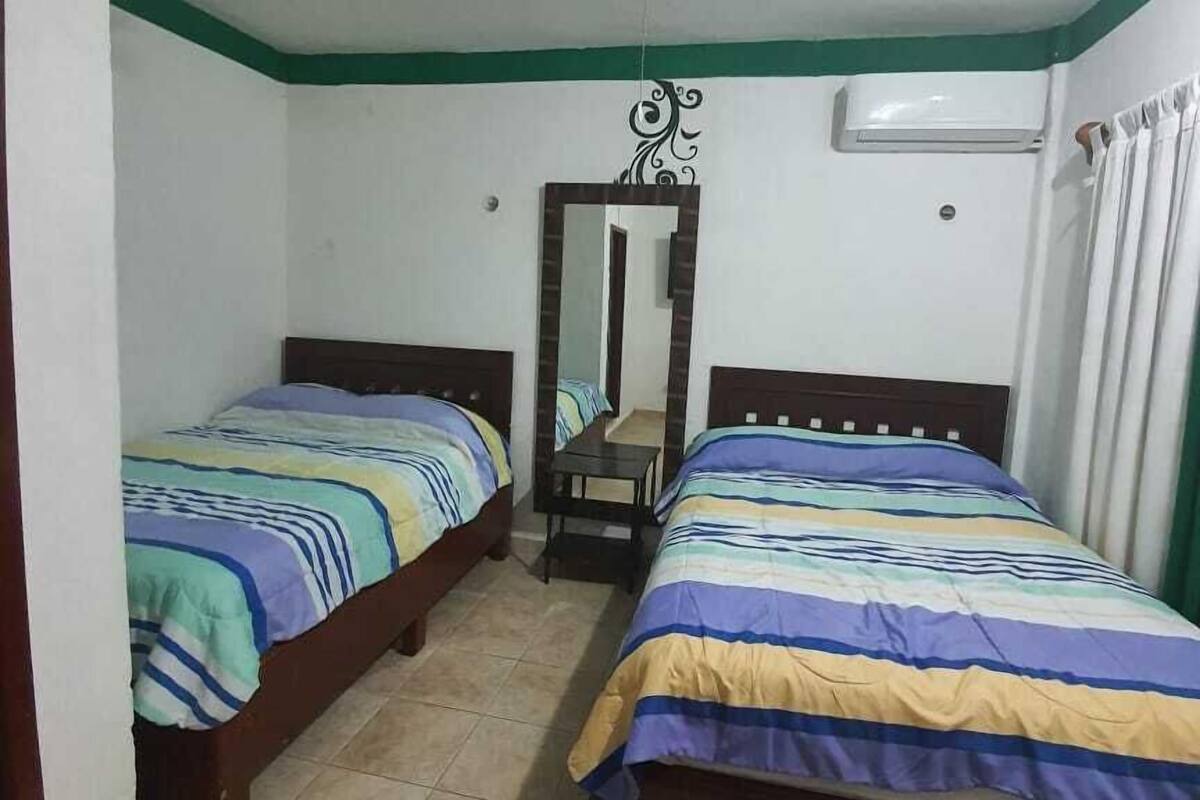 Chambre Double | Fer et planche à repasser, Wi-Fi gratuit, draps fournis