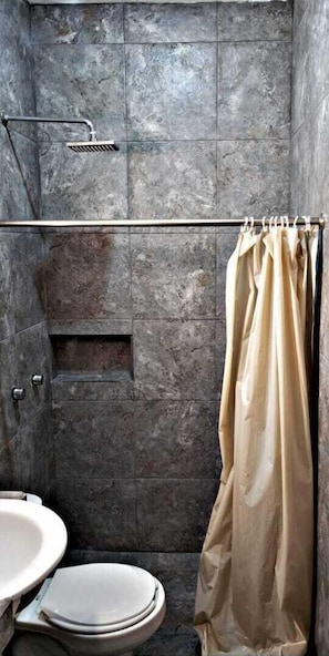 Ducha, toallas, jabón, shampoo