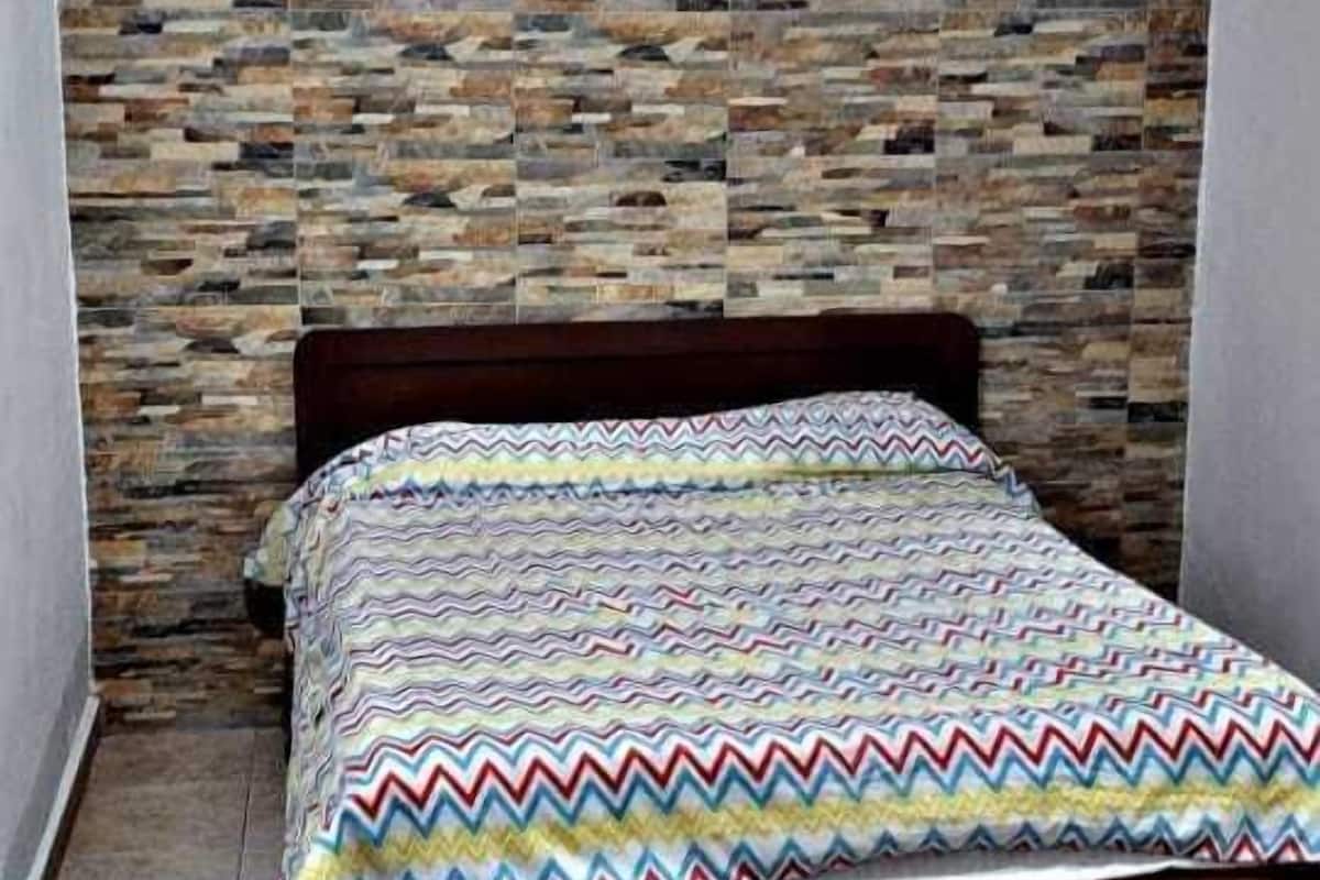 Chambre Simple | Fer et planche à repasser, Wi-Fi gratuit, draps fournis