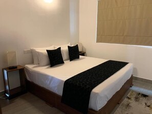 Caja de seguridad en la habitación y muebles diferentes 