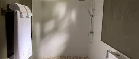 Deluxe Double Room | Bathroom | Shower, towels