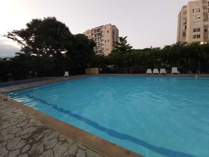 Una piscina al aire libre