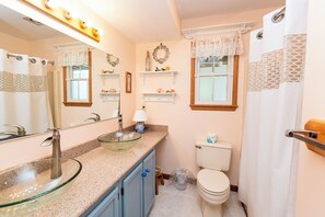 Chuveiro, toalhas de banho