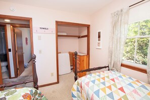 4 bedrooms, iron/ironing board, free WiFi, bed sheets - Oceanside, Private Pool, Hot Tub, Screened Porch, WC940, Whalin (Corolla)