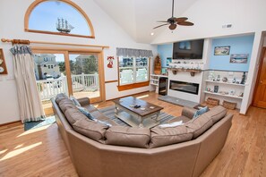 TV, peis, DVD-spiller og stereoanlegg