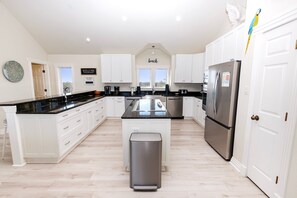 Full-size fridge, microwave, oven, stovetop