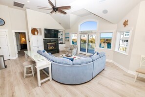 Télévision à écran plat, cheminée, lecteur de DVD