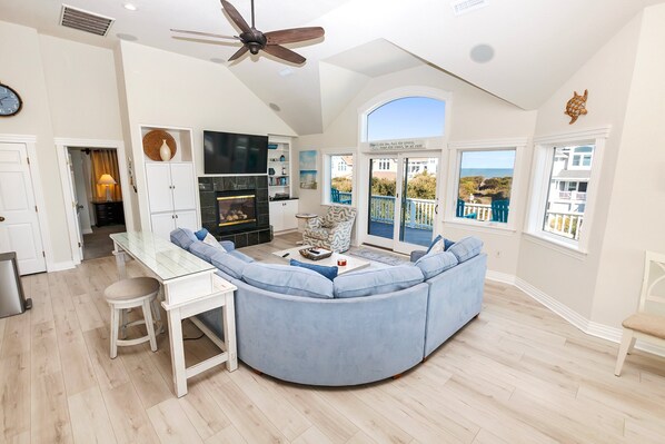 Téléviseur à écran plat, foyer, lecteur de DVD