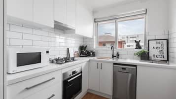 Apartment, 1 Bedroom, Non Smoking, Kitchen | Private kitchen | Fridge, microwave, oven, stovetop