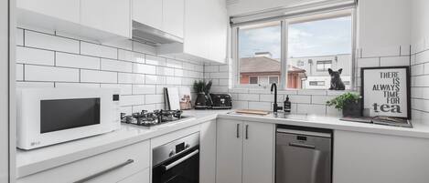 Apartment, 1 Bedroom, Non Smoking, Kitchen | Private kitchen | Fridge, microwave, oven, stovetop