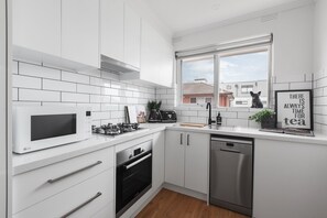 อพาร์ทเมนท์, 1 ห้องนอน, ปลอดบุหรี่, ห้องครัว | ครัวส่วนตัว | ตู้เย็น, ไมโครเวฟ, เตาอบ, เตาประกอบอาหาร