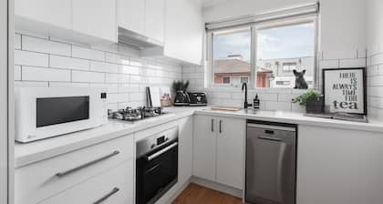 Heart of Ormond Apartment by Ready Set Host