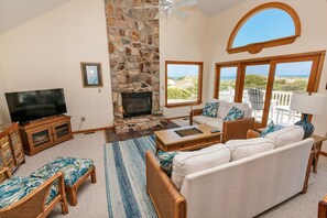 Flachbildfernseher, Kamin, DVD-Player