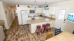 Frigorifero, microonde, forno, piano cottura