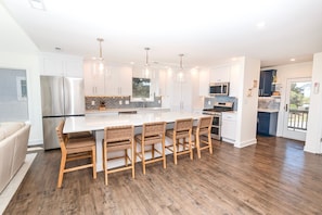 Full-sized fridge, microwave, oven, stovetop