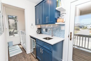 Großer Kühlschrank, Mikrowelle, Ofen, Herdplatte