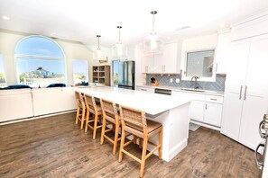 Full-size fridge, microwave, oven, stovetop