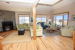 TV, DVD-spiller og stereoanlegg