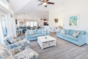 Fernseher, Kamin, Bücher