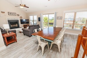 Flat-screen TV, DVD player, stereo - Oceanside, Private Pool, Hot Tub, Scrn Prch, OS2N, It doesn't get better than this (Corolla)