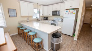 Kjøleskap, mikrobølgeovn, ovn og kokeplater