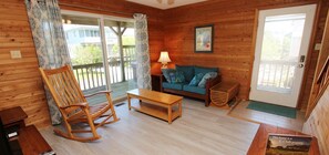 Een televisie en een open haard