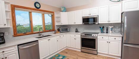 Refrigerador con freezer, microondas, horno, placa de cocina