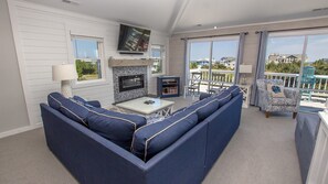 Télévision, cheminée, lecteur de DVD, baby-foot