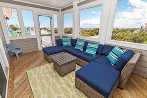 Télévision, cheminée, lecteur de DVD, baby-foot