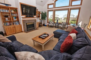 Tv, eldstad, dvd-spelare och bordsfotboll