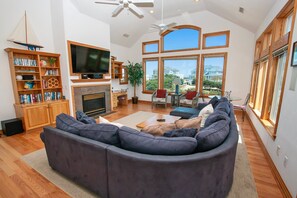 TV, peis, DVD-spiller og fotballspill