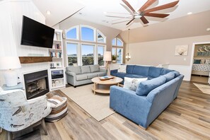 Flat-screen TV, fireplace, stereo